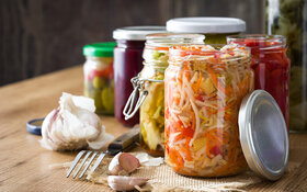 Verschiedene Einmachgläser mit fermentiertem Gemüse.