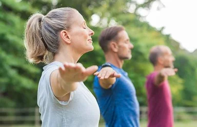 Eine Gruppe macht im Freien zusammen Sport.