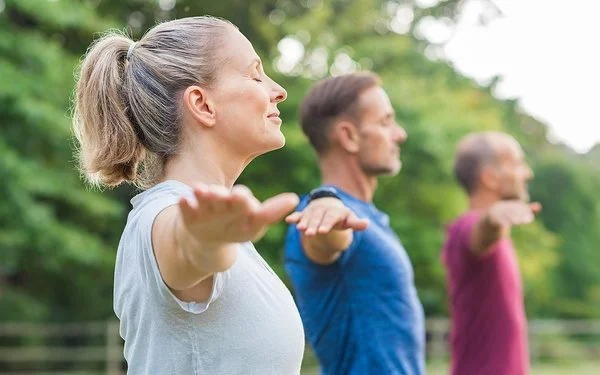 Eine Gruppe macht im Freien zusammen Sport.