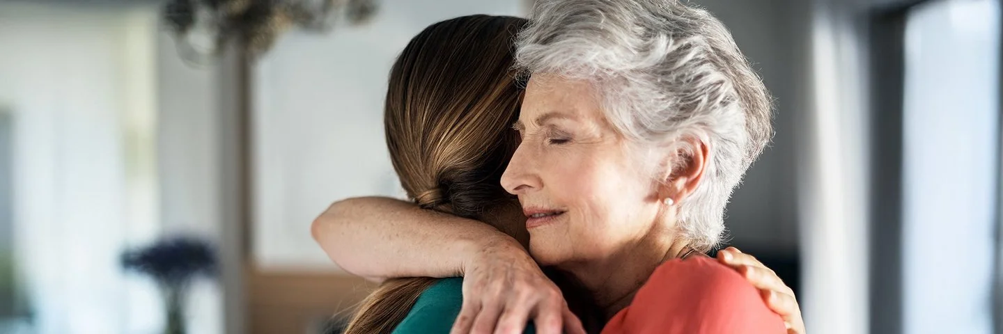 Zwei Frauen umarmen sich, um Empathie auszudrücken.