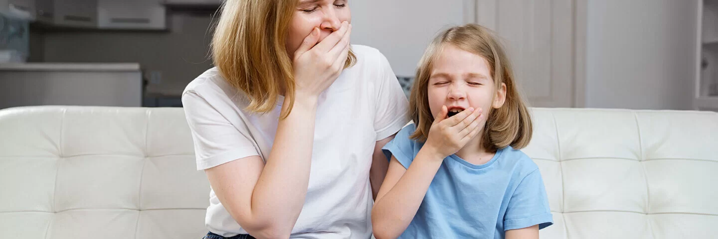 Mutter und Tochter gähnen gleichzeitig.