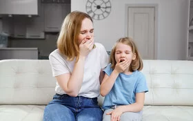 Mutter und Tochter gähnen gleichzeitig.