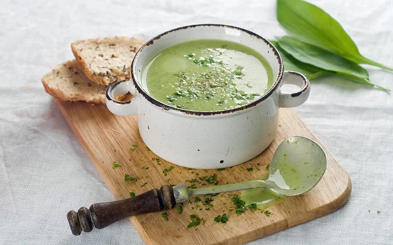 Brokkolisuppe ist in einem Töpfchen servierfertig.