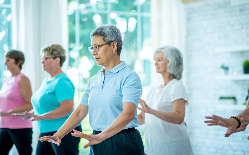 Frau mit Fibromyalgie macht Tha-Chi, um ihre Schmerzen zu lindern.