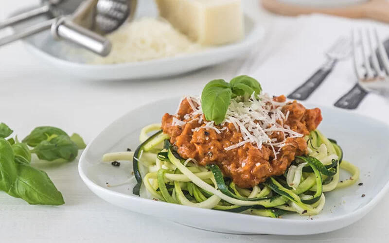 Jemand möchte gesund und langfristig abnehmen und setzt daher auf Zoodles anstatt auf Pasta.