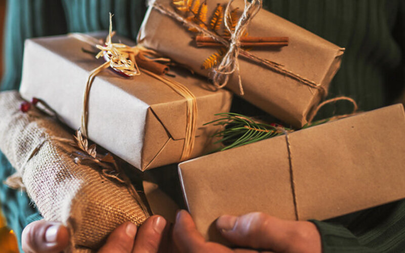 Auch für Geschenkpapier gibt es nachhaltige Alternativen - seien Sie einfach kreativ.