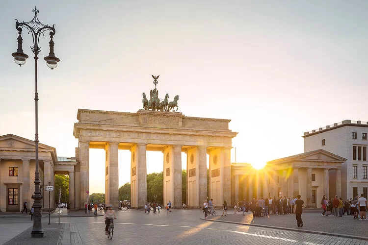 Das Brandenburger Tor in Berlin bei Sonnenuntergang.