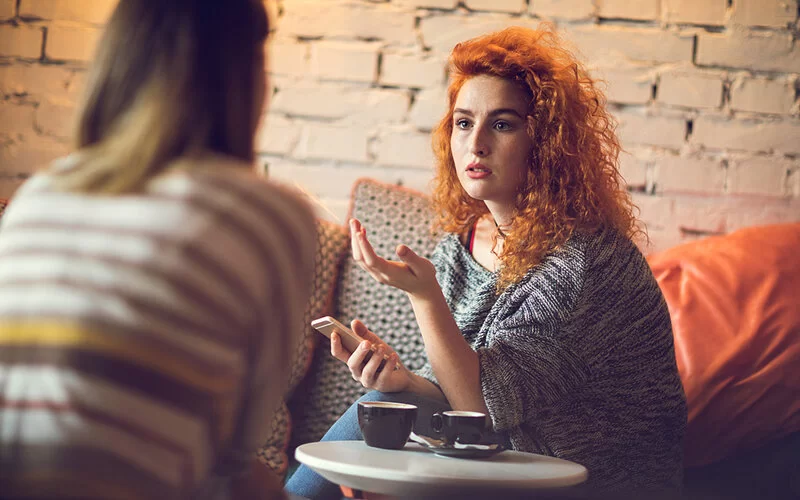 Junge Frau mit einer schweren Krankheit erklärt ihrem Gegenüber die Löffel-Theorie.