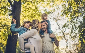 Mutter und Vater zeigen den Kindern die Umwelt.