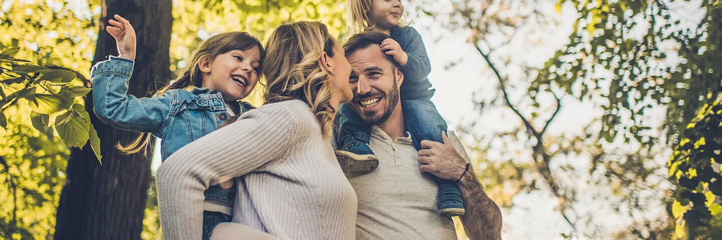 Mutter und Vater zeigen den Kindern die Umwelt.