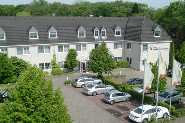 Einige Autos parken auf dem Parkplatz des NordWest-Hotels in Bad Zwischenhahn. 