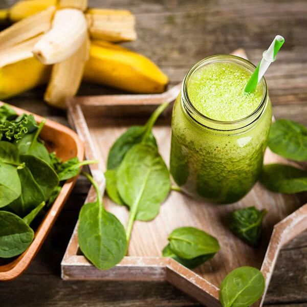 Ein grüner Saft, der zum Teil aus Spinat besteht. Solche Säfte werden auch bei Saftkuren eingesetzt.