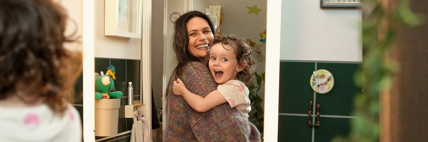 Frau mit Kind im Badezimmer