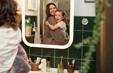 Frau mit Kind im Badezimmer