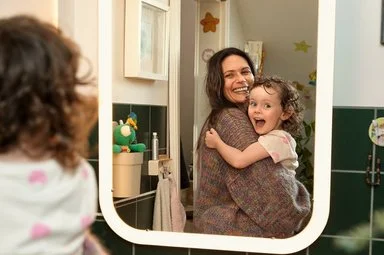 Frau mit Kind im Badezimmer