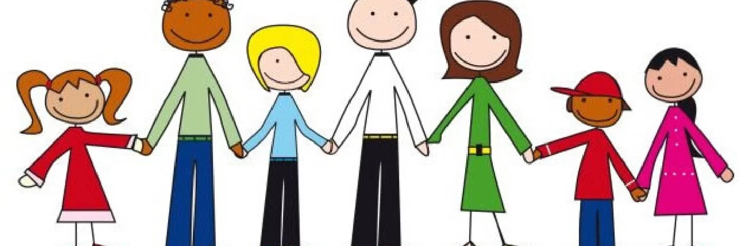 Sieben gezeichnete Menschen stehen Hand in Hand in einer Reihe und lächeln. Drei von ihnen sind Erwachsen, vier sind im kindlichen Alter. Sie haben unterschiedliche Hautfarben und tragen bunte Kleidung.