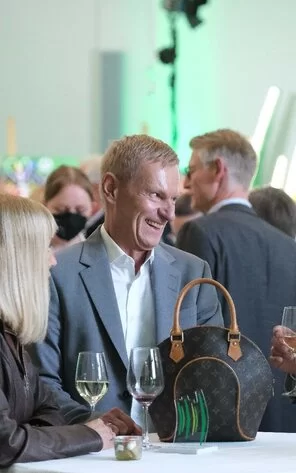 Auf dem Bild kann man Dr. Pater in der Unterhaltung mit einem Mann und einer Frau sehen.