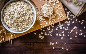 In einer Schüssel befinden sich Haferflocken – mit Ihnen lässt sich ein gesundes Porridge zubereiten.