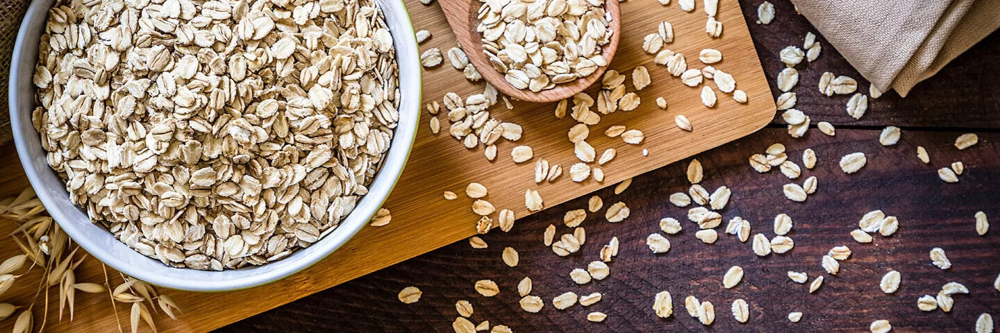 In einer Schüssel befinden sich Haferflocken – mit Ihnen lässt sich ein gesundes Porridge zubereiten.