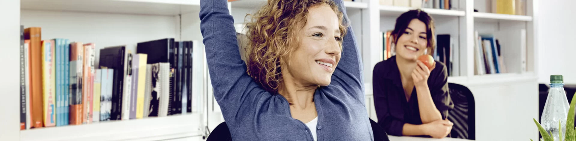 Eine Frau entspannt sich während ihrer Arbeitspause. Das AOK-Programm “Lebe Balance” hilft ihr, mehr Achtsamkeit in den Alltag zu integrieren.