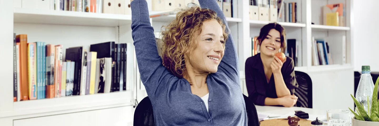Eine Frau entspannt sich während ihrer Arbeitspause. Das AOK-Programm “Lebe Balance” hilft ihr, mehr Achtsamkeit in den Alltag zu integrieren.