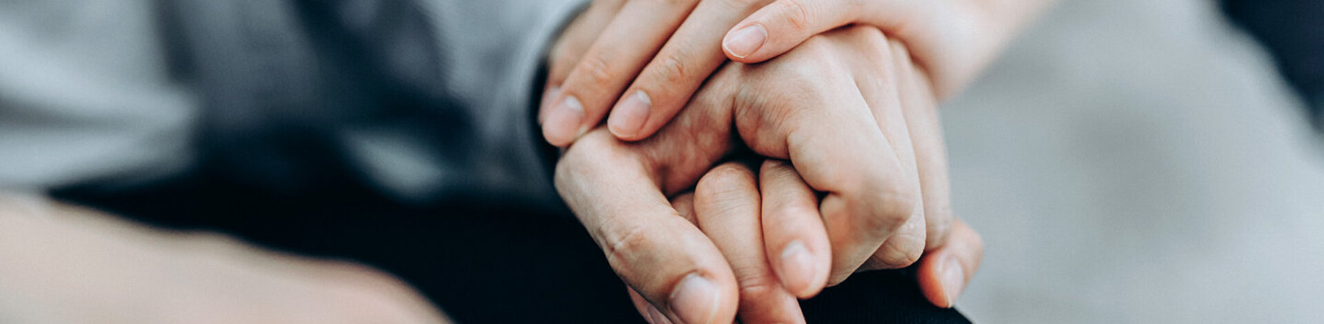 Eine Frau hält die Hand ihres Partners. Bevor er eine Organspende bekommen hat, waren auch organisatorische Fragen zu klären.