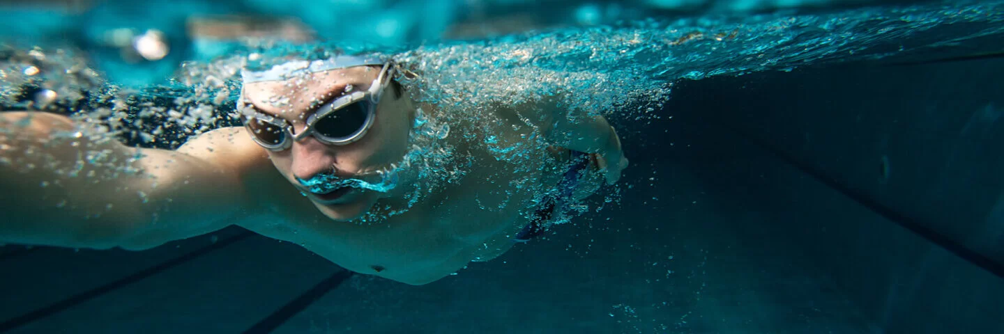 Eine Badekappe kann gegen Wasser im Ohr beim Schwimmen helfen.