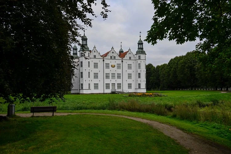 Schloss Ahrensburg steht in der gleichnamigen Stadt.