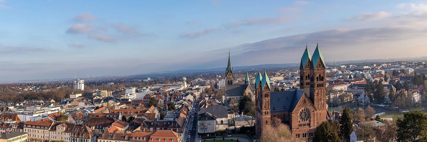 Eine Panoramaansicht der Stadt Bad Homburg vor der Höhe mit u.a. den markanten Türmen der evangelischen Erlöserkirche.
