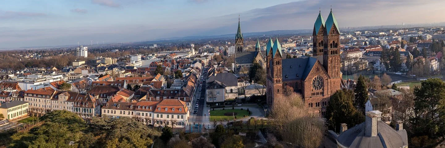Eine Panoramaansicht der Stadt Bad Homburg vor der Höhe mit u.a. den markanten Türmen der evangelischen Erlöserkirche.