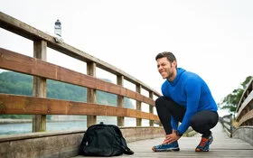 Ein Sportler hat sich beim Lauftraining auf einem Steg einen Ermüdungsbruch im rechten Fuß zugezogen.