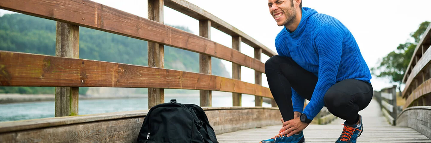 Ein Sportler hat sich beim Lauftraining auf einem Steg einen Ermüdungsbruch im rechten Fuß zugezogen.