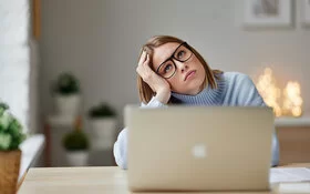 Eine Studentin versucht ihre Konzentration zu steigern.