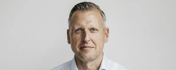Ein Portrait des Ernährungswissenschaftlers Prof. Dr. Martin Smollich in weißem Hemd vor hellem Grund.