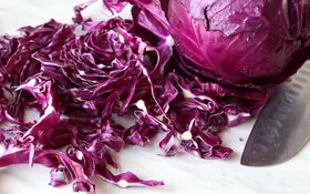 Rotkohl roh geschnitten.