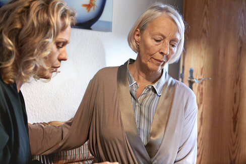 Eine ältere Frau, die an seelischer Belastung leidet, im Gespräch mit ihrer Therapeutin. Es gibt wirksame Behandlungen und entsprechende Leistungen der AOK. 