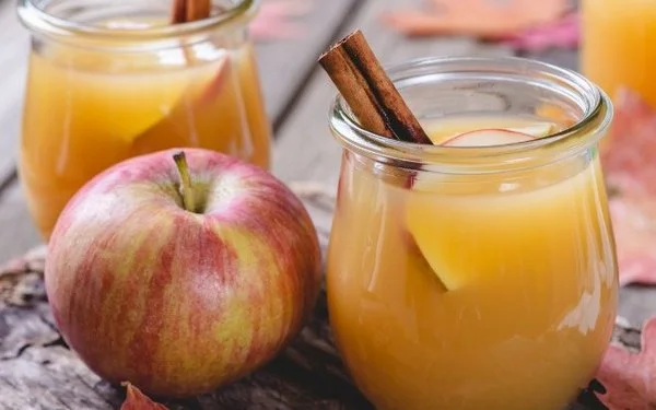 Apfelsaft mit einer Zimtstange