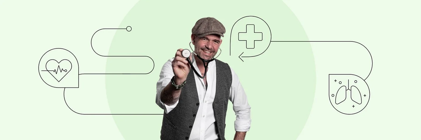 In der Mitte ist ein Foto von Doc Esser mit Schirmmütze und Stethoskop zu sehen. Links und rechts sind gelbe Sprechblasen mit einfachen, einfarbigen Symbolen zu sehen: links ein Herz mit einem Herzschlag, rechts ein Kreuz und eine Lunge.