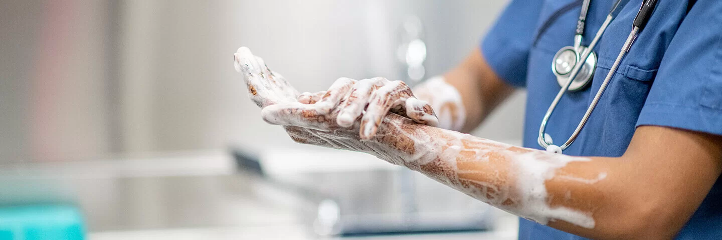Medizinisches Personal wäscht sich zum Schutz vor Krankenhauskeimen gründlich die Hände.