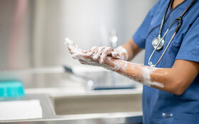 Medizinisches Personal wäscht sich zum Schutz vor Krankenhauskeimen gründlich die Hände.