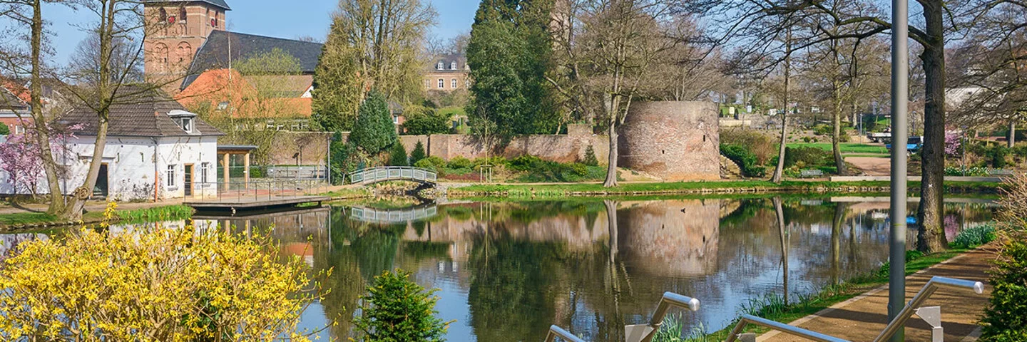 Öffentlicher Park mit historischer Stadtmauer in Wassenberg,Kreis Heinsberg,Deutschland – Stockfoto