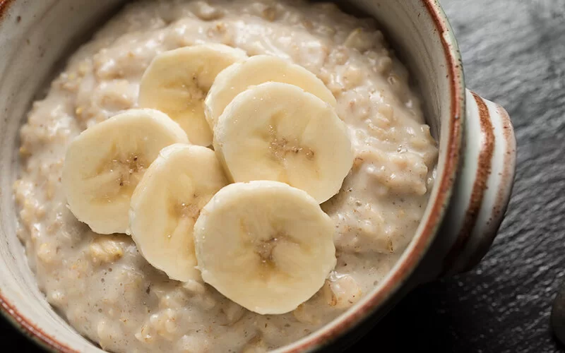 Eine Schüssel Haferbrei mit Bananen.