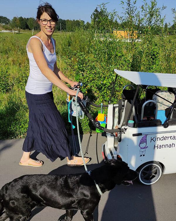 Hannah Kosian führt Kinder und Hund spazieren