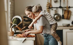 Mutter und Sohn bereiten als Familienritual das Frühstück vor.