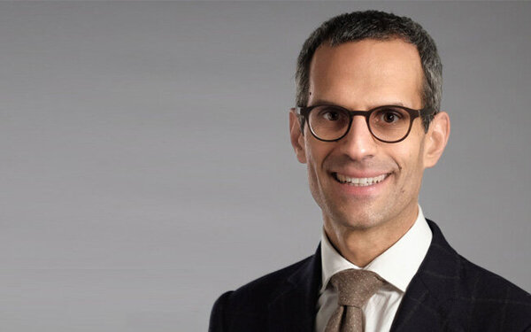 Porträt von Prof. Dr. med. Alkomiet Hasan,Inhaber des Lehrstuhls für Psychiatrie und Psychotherapie an der Universität Augsburg und Ärztlicher Direktor des Bezirkskrankenhauses Augsburg.