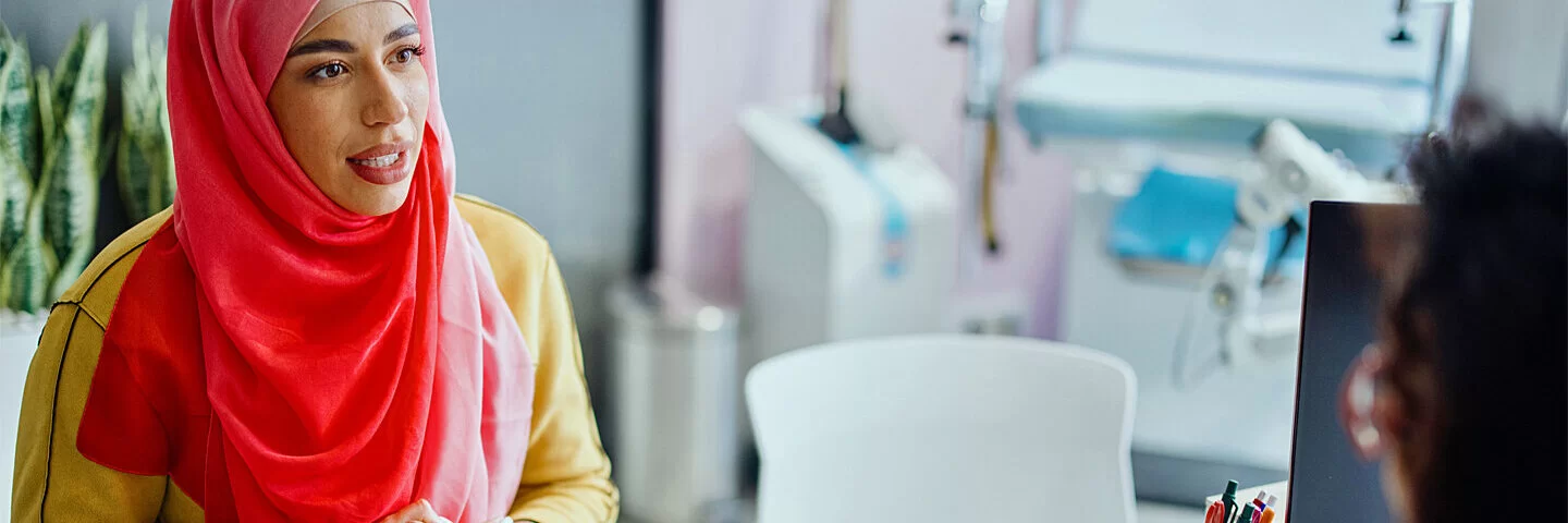 Patientin bespricht mit ihrer Ärztin die Ergebnisse der Vorsorgeuntersuchung von Gebärmutterhalskrebs.