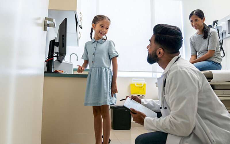 Arzt beantwortet Kind die Frage: Wann sind Mädchen ausgewachsen?
