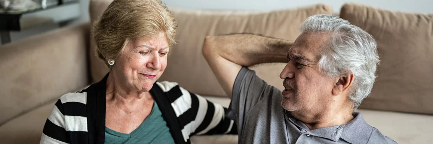 Ein Mann, der unter Aphasie leidet, versucht seiner Frau etwas zu erklären, kämpft dabei allerdings mit seiner Sprachstörung.