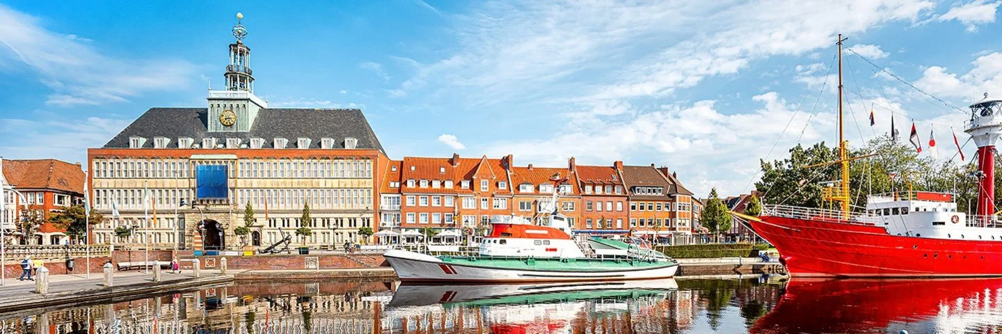 Hafen der Stadt Emden mit historischem Feuer- und Segelschiff