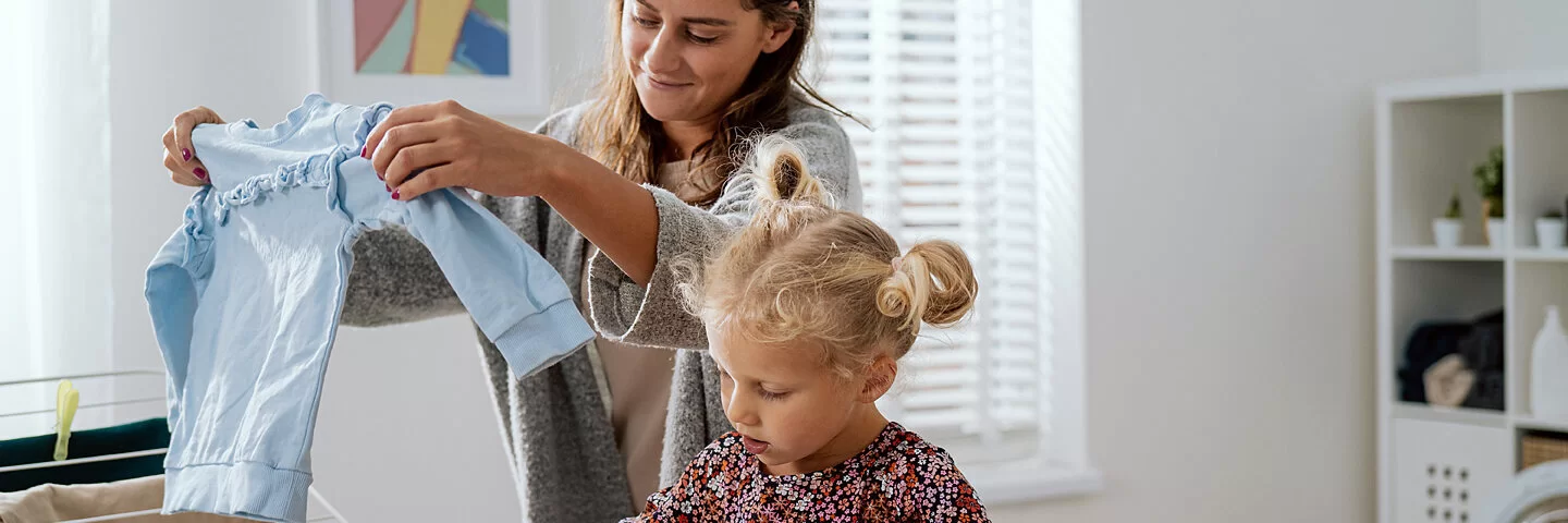 Mutter leistet Care-Arbeit und kümmert sich gleichzeitig um Haushalt und Erziehung ihrer Tochter.